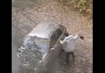 На видео-презентации правонарушения видно как перебравшая со спиртным горожанка, вооружившись сумочкой, обрабатывает автомобиль и его хозяина