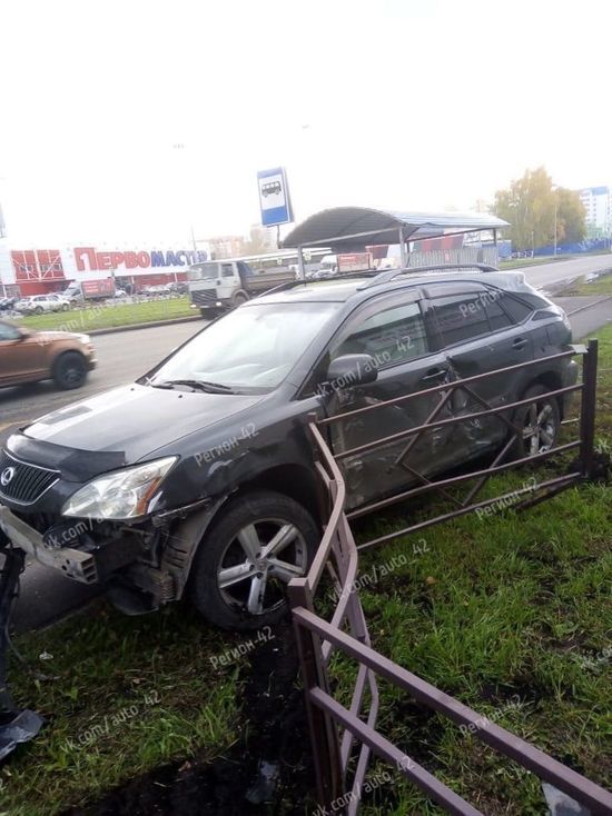 В Кемерово автомобиль премиум класса врезался в ограждение