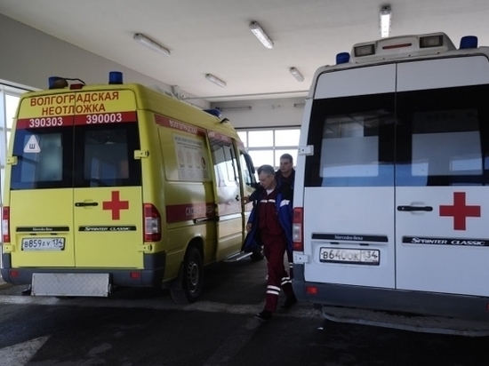 В Волгограде водитель «Жигулей» врезался в дерево, трое пострадали