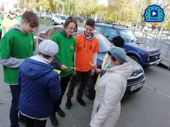Волонтеры поздравили пожилых жителей Серпухова