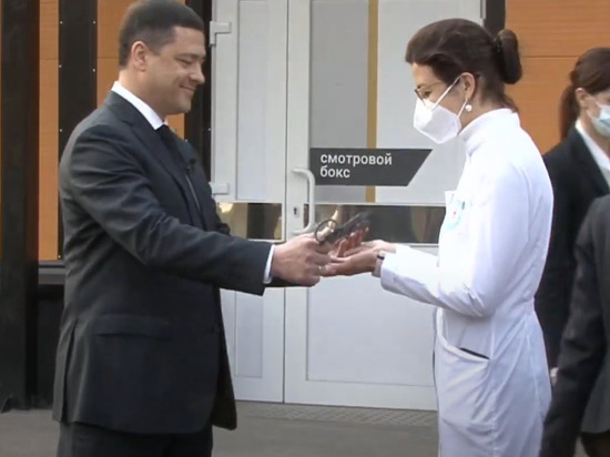 Губернатор вручил главврачу новой псковской больницы ключи от клиники