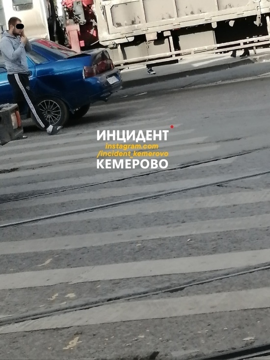 КамАЗ протаранил легковушку возле кемеровского автовокзала
