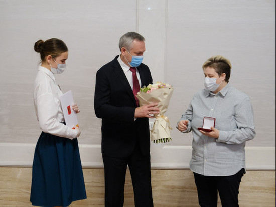 Медали от Путина новосибирским волонтерам вручил губернатор