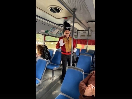 Барнаулец в костюме гусара оплатил женщинам проезд в общественном транспорте