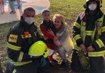 Застрявшего в дереве мальчика московским спасателям пришлось вытаскивать с помощью гидравлических щипцов