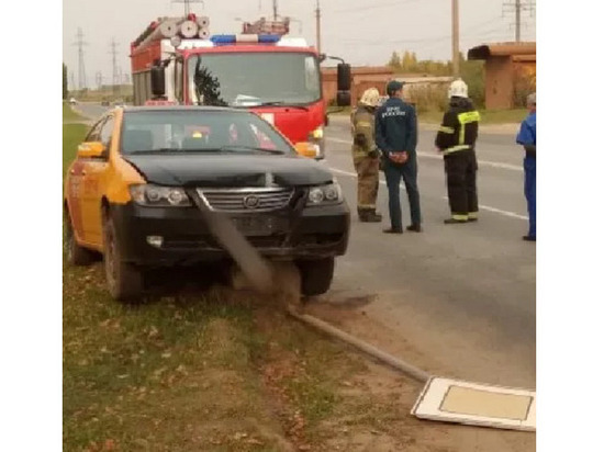 Таксист в Пскове въехал в столб и умер по дороге в больницу