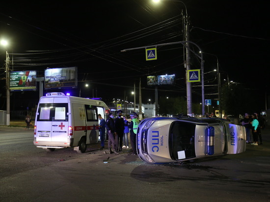 На западе Волгограда иномарка протаранила автомобиль полиции