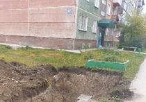 Жителей города Искитима тревожит яма, которую выкопали более недели назад и не огородили