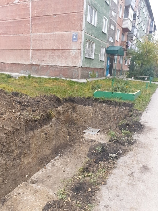 Яма глубиной 2 метра тревожит жителей города под Новосибирском