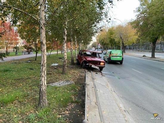 Машина в хлам: на Красном проспекте Новосибирска Lada влетела в забор