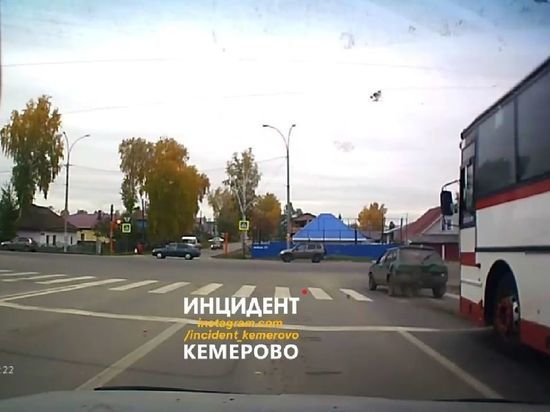 В Кемерове автобус врезался в легковушку