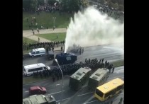 В центре Минска одна из машин-водометов, которую силовики использовали для разгона протестующих, сломалась