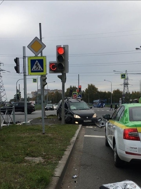 Suzuki влетел в столб на проспекте Маршала Блюхера