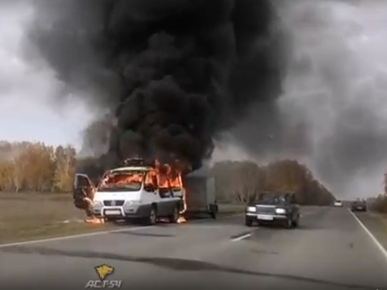 Тушили пеной и землей: под Новосибирском дотла выгорел микроавтобус