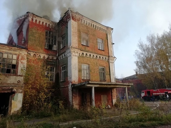 В Ивановской области сгорела крыша большого здания