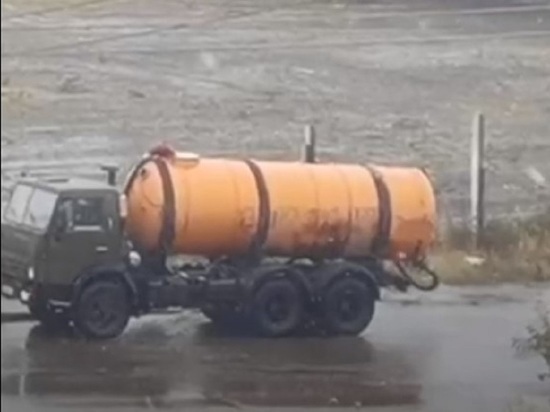 Неизвестную жидкость сбросили из автоцистерны прямо на дороге в Чите