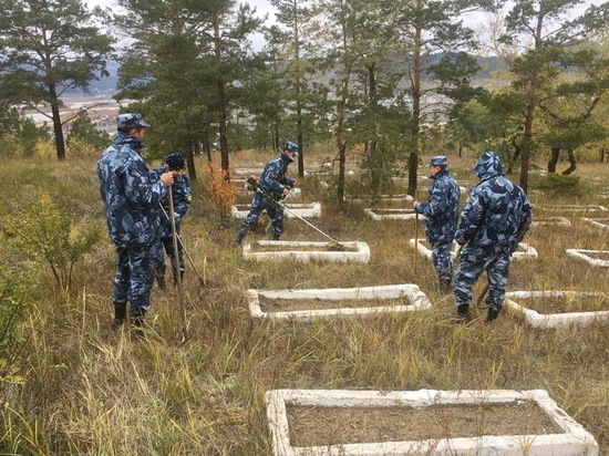 В Бурятии сотрудники УФСИН убрались на территории захоронения японских военнопленных