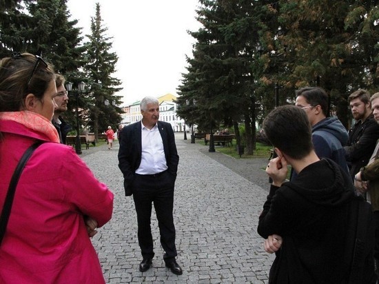 Мэр Рыбинска вышел на прогулку с блогерами