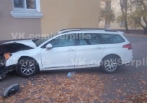 На улице Советской в Серпухове автомобиль врезался в многоквартирный дом.