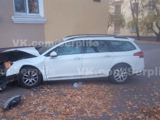 Автомобиль врезался в стену дома в Серпухове