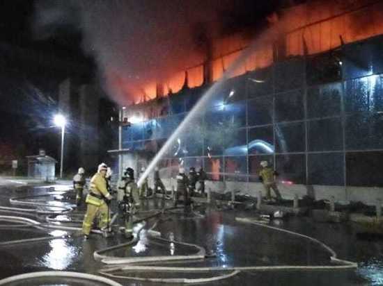 В Богдановиче ночью загорелся торговый центр