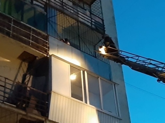 В Екатеринбурге из горящего дома эвакуировали 52 человека