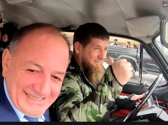 Кадыров открыл дорогу в Грозном за рулем раритетной "Волги"