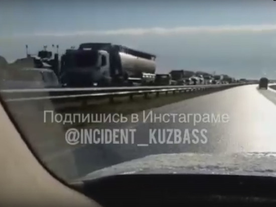 Автоавария привела к огромной пробке на кузбасской трассе