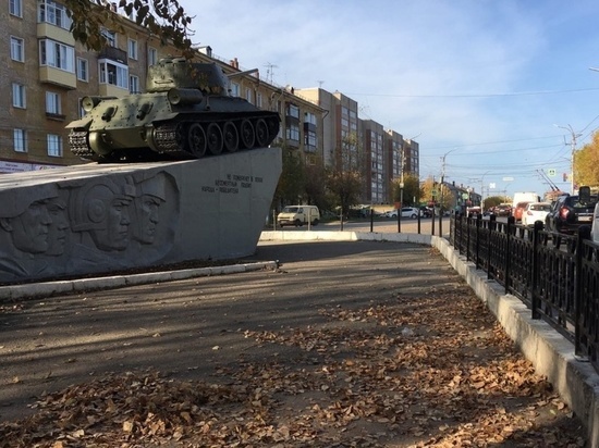 Танк на Октябрьском проспекте огораживают забором: комментарий УДПИ
