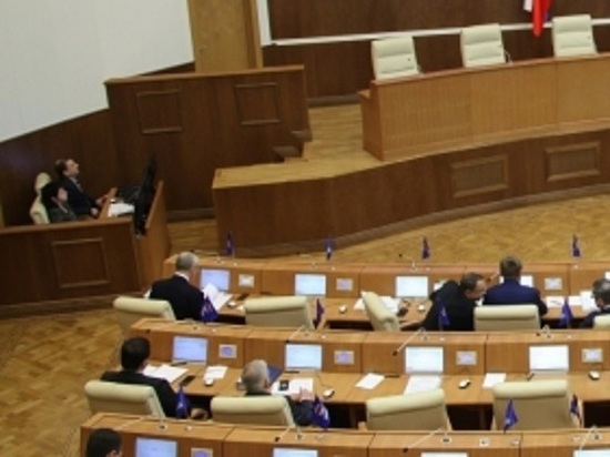 Свердловские депутаты поменяют законодательство из-за электронных трудовых книжек