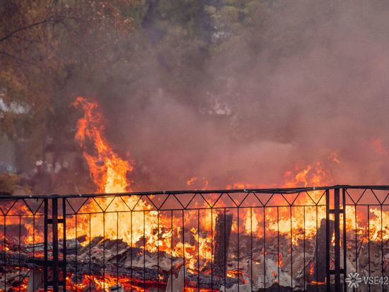 В Кузбассе пожар уничтожил жилой дом
