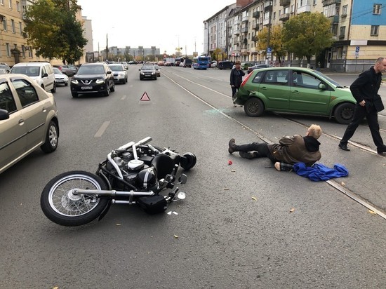 Водитель мотоцикла отделался травмой в ДТП на оживленном проспекте в Твери
