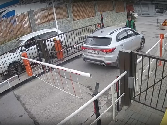 Автомобиль наехал на охранника, пытаясь попасть во двор новосибирского ЖК