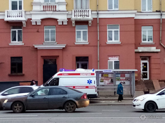 Вместо автобуса пенсионерку с остановки забрал автомобиль скорой помощи в Кузбассе