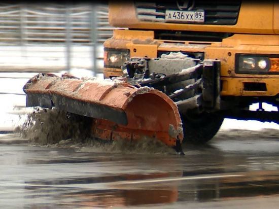 На дороги Ноябрьска вышла снегоуборочная техника