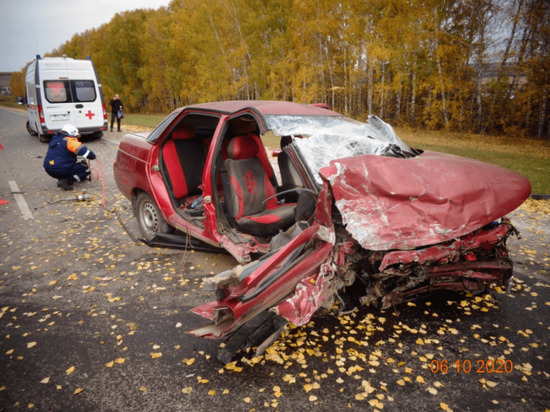В массовой аварии в Башкирии четырех человек зажало в салоне легковушки