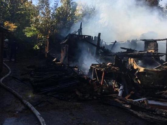 Хозяйственная постройка и гараж загорелись в Ростовской области
