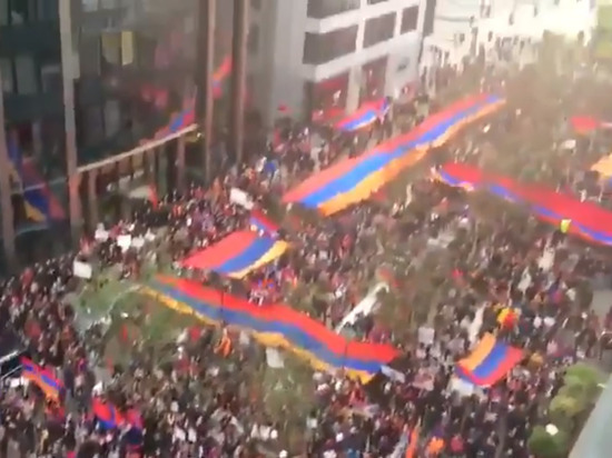 Полиция в Брюсселе применили водометы против митингующих в поддержку Карабаха