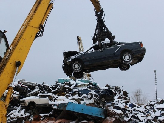 Жителю Твери дали 35 дней на уборку брошенной у магазина машины
