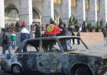 После того, как на выборах 4 октября с многочисленными нарушениями в парламенте нового созыва прошли лишь провластные партии кыргызстанцы вышли на митинги по всей стране
