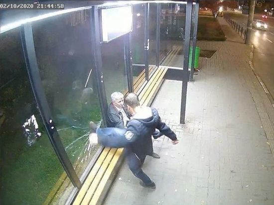 В Ижевске вандал разбил стеклянную стену остановки