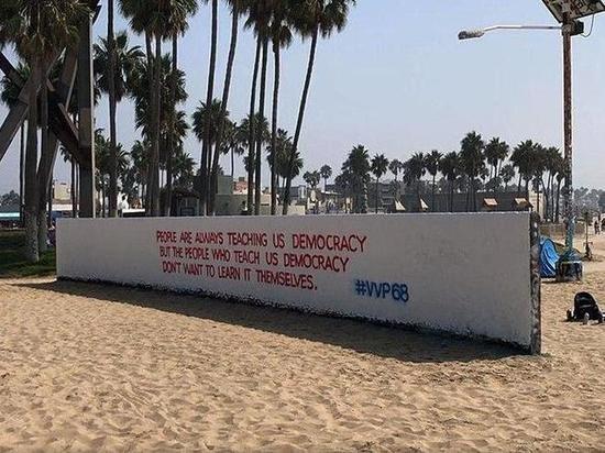 В Лос-Анджелесе появилось «поздравительные» граффити с цитатой Путина