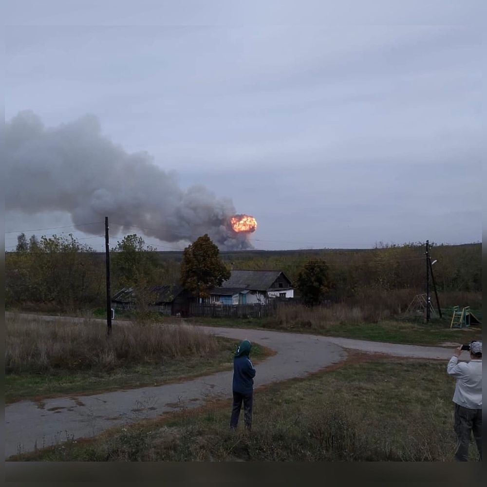 В Рязанской области загорелся склад боеприпасов: взрывные кадры