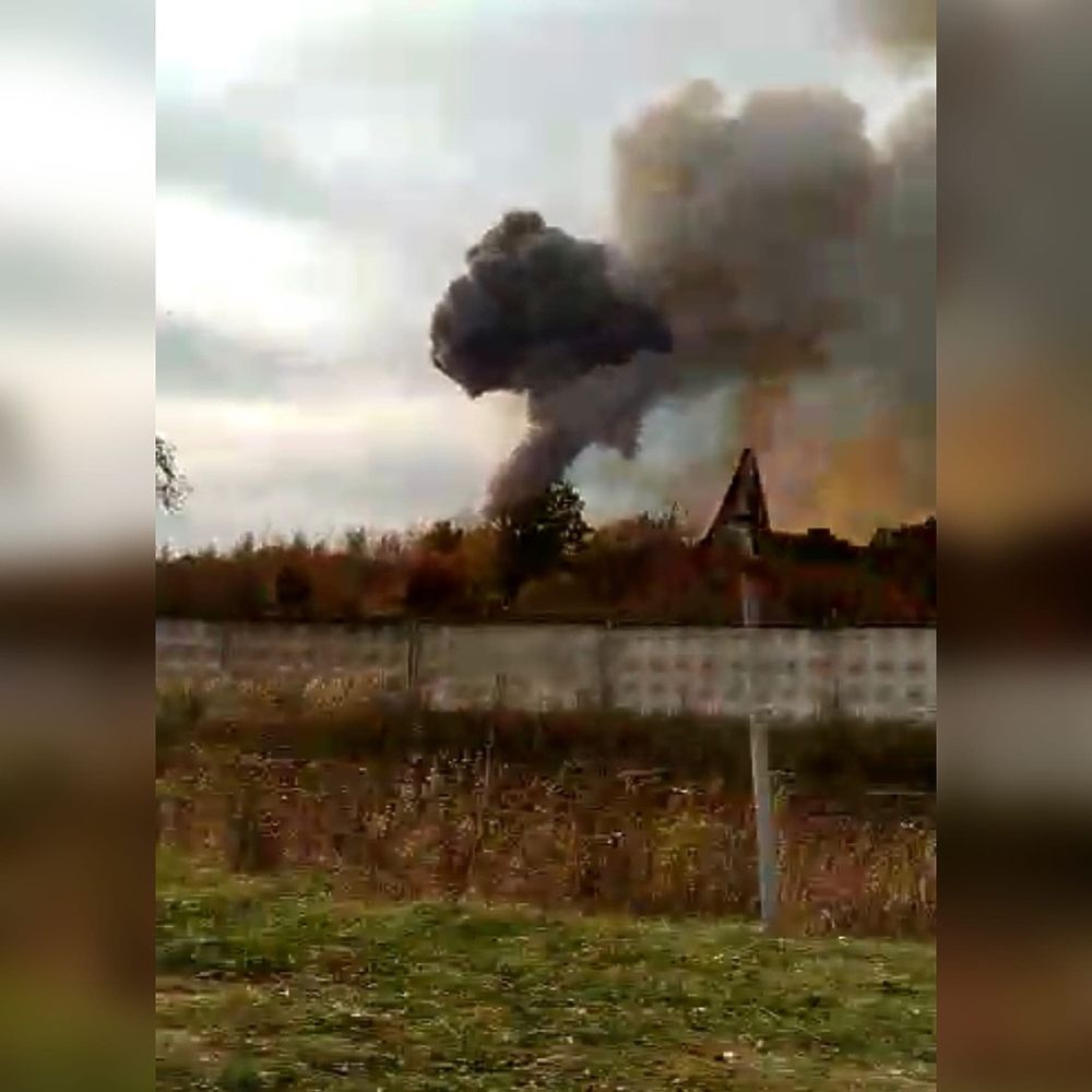 В Рязанской области загорелся склад боеприпасов: взрывные кадры