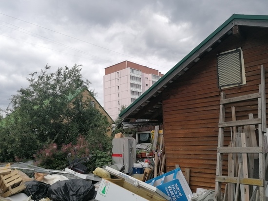 В одном из районов Петрозаводска обнаружили опасный склад мусора