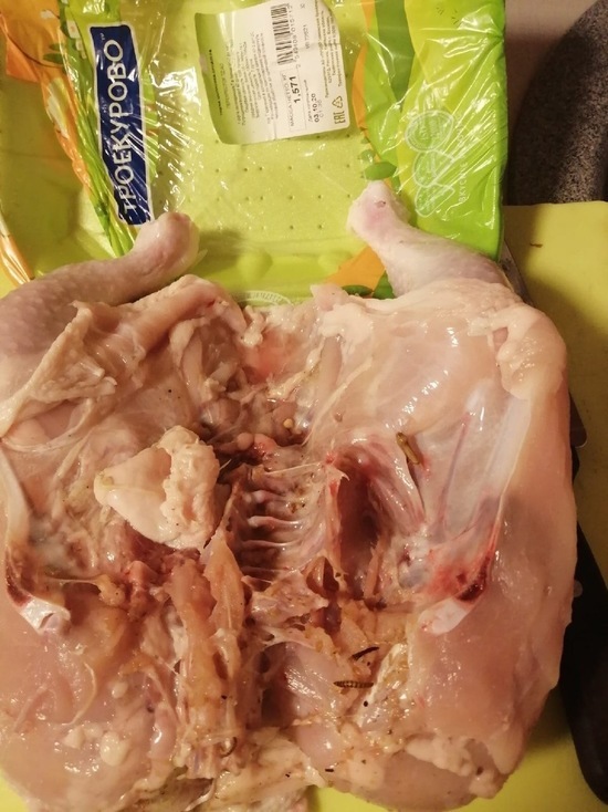 Житель Ноябрьска купил в «Пятерочке» курицу с червями
