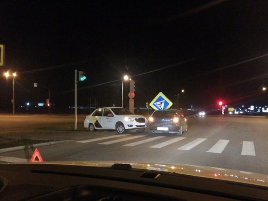 В Челябинске таксист снес знак пешеходного перехода и протаранил легковушку