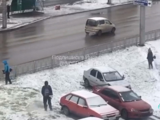 В Кузбассе рабочие стригли покрытую снегом траву