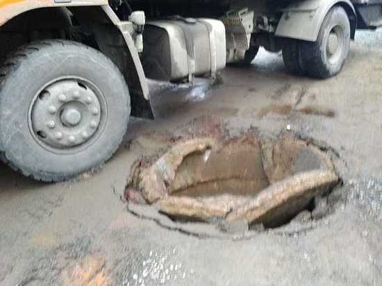 В Петрозаводске из-за открытого люка на проезжей части повредился мусоровоз