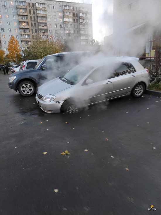 В Новосибирске под колесами машины провалился асфальт